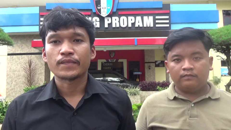 Ahmad Akbar Maulana Siregar, Koordinator Lapangan Koalisi, bersama timnya, Zulkifli saat wawancara di depan Kantor Bid Propam Polda Sumut, Senin (16/12/2024).