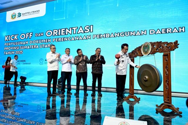 Pj. Gubernur Sumut, A. Fatoni menghadiri Kick Off dan Orientasi Penyusunan Dokumen Perencanaan Pemerintah Daerah Provinsi Sumatera Utara Tahun 2025 yang diselenggarakan di Aula Raja Inal Siregar, lantai 2 Kantor Gubernur Sumut, Jalan Diponegoro No. 30, Medan (15/1/2025). Foto/Diskominfo Sumut
