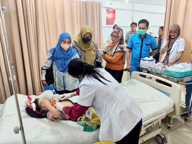 Penjabat Gubernur Sumatera Utara Agus Fatoni bentuk tim khusus menangani kasus anak korban kekerasan di Nias Selatan, Sumut. Tim khusus yang terdiri dari dinas dan instansi terkait ini bertugas mengidentifikasi, menginvestigasi dan menangani kasus kekerasan pada anak tersebut. Foto/Diskominfo Sumut