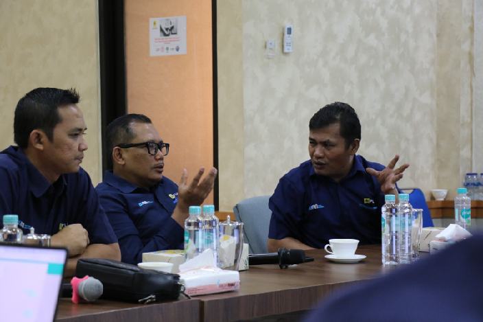 General Manager PLN UID Sumatera Utara, Agus Kuswardoyo (tengah) saat berdiskusi dengan Manager UP3 Lubuk Pakam, Hiro Pingkir Pardede (kanan) dan SRM Distribusi, Haryadi Fitrianto (kiri)