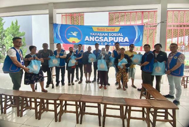 PAKET IMLEK-Jajaran Pengurus TDS Angsapura Tanjung Morawa dan Pengurus Angsapura Medan diabadikan bersama sebelumnya menyerahkan Paket Imlek kepada warga masyarakat Tionghoa di seputaran TDs dan sekitarnya, Jumat (24/01/2025). Foto/medandaily.com/asril tanjung