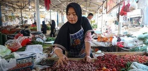 Pedagang menjual bahan pokok di pasar. Foto/int
