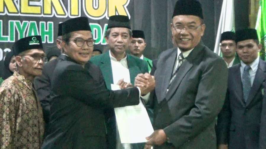 Ketua Umum PB Al Jam'iyatul Washliyah Dr KH Masyhuril Khamis SH MM menyerahkan SK Rektor kepada Rektor UNIVA Prof Dr H M Jamil MA.