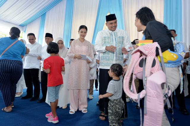 Gubernur Sumatera Utara (Sumut) Bobby Nasution didampingi Ketua TP PKK Provinsi Sumut Kahiyang Ayu dan Wakil Gubernur Sumut Surya menggelar Open House Idulfitri 1446 H di Rumah Dinas Gubernur Sumut Jalan Sudirman Kota Medan, Senin (31/3/2025). Diskominfo Sumut