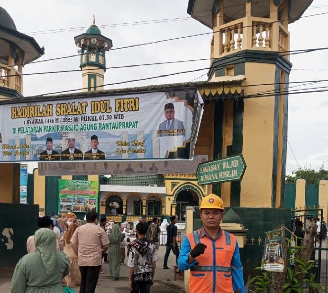 Petugas siaga pengamanan kelistrikan saat berlangsungnya shalat Idul Fitri 1446 H. di Masjid Agung Rantauprapat.