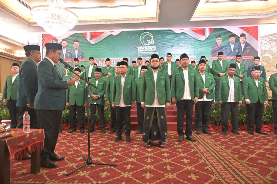 Ketua Umum PB Al Washliyah Dr H Masyhuril Khamis, SH MM didampingi Sekretaris Jenderal PB Al Washliyah Dr Ir H Amran Arifin MM MBA melantik kepengurusan Al Washliyah Sumut periode 2025-2030, Minggu (20/4/2025), di Danau Toba Convention Hall, Kota Medan.