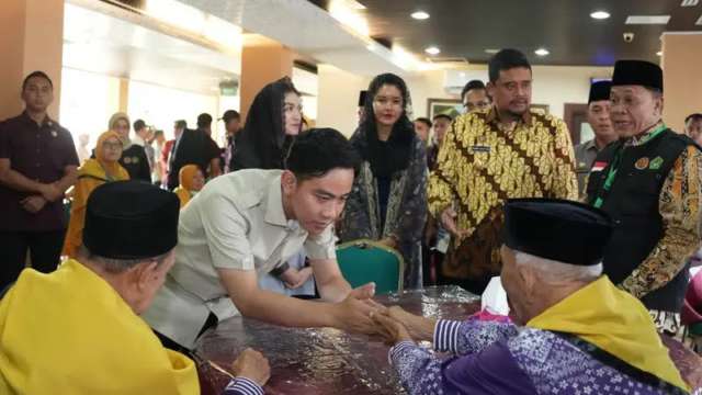Gubernur Sumut Bobby Nasution dan Ketua TP PKK Sumut Kahiyang Ayu Bobby Nasution mendampingi Wakil Presiden (Wapres) Republik Indonesia Gibran Rakabuming Raka meninjau pelepasan Jemaah Haji kloter 12 di Asrama Haji Embarkasi Jalan AH Nasution Kota Medan, Kamis (15/5/2025).
