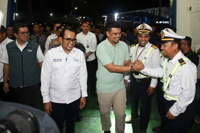 Gubernur Sumatera Utara Bobby Nasution bersama Dirut PT. ASDP Heru Widodo melakukan pelepasan perdana KMP Jatra II lintasan Gunung Sitoli - Sibolga di Pelabuhan Angin Kota Gunung Sitoli, Pulau Nias, Jumat (13/6/2025).