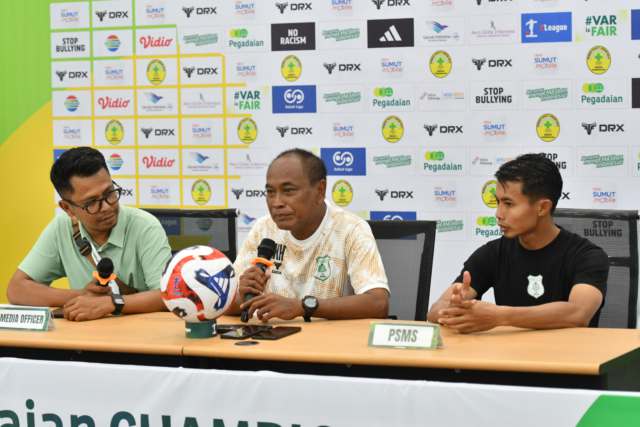 Pelatih PSMS Medan, Kashartadi didampingi pemain PSMS, Budhiar M. Riza serta Media Officer PSMS Candra Sembiring dalam sesi temu pers, Sabtu (26/9/2025) di ruang media, Stadion Utama Sumatera Utara.