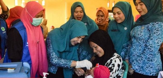  Ketua TP PKK Palas,Ny Mahzalena Putra Mahkota Alam didampingi Plt Kadis Kesehatan, Amelia Roitona Nasution, DKM, MKM, gencar melakukan peninjauan kegiatan PENARI dan BIAS di sejumlah sekolah.