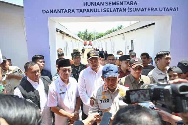 Gubernur Sumatera Utara (Sumut) Bobby Afif Nasution mendampingi Menteri Dalam Negeri Tito Karnavian, meresmikan Hunian Sementara (Huntara) dan penyerahan simbolis bantuan Dana Tunggu Hunian (DTH) kepada masyarakat korban bencana banjir dan longsor Kabupaten Tapanuli Selatan di Lapangan Simarpinggan, Kecamatan Angkola Selatan, Kabupaten Tapsel, Kamis (5/2/2026).