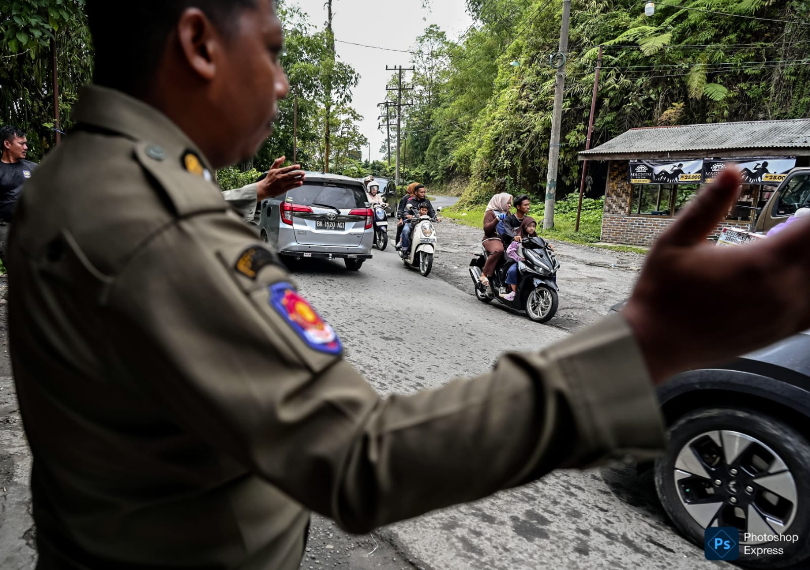 Personel Satpol PP berjaga di kawasan wisata Sidebuk-Debuk, Karo. (Kominfo Sumut Dok)