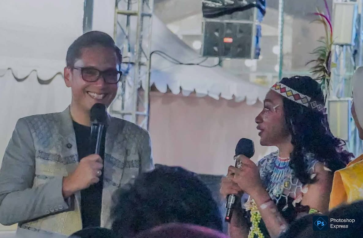 Rico Waas berdialog di tengah hujan bersama peserta Youth City Changers. (Kominfo Medan Dok)