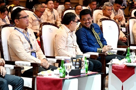 Gubernur Sumut Bobby Nasution sedang berbincang santai dengan Wakil Menteri Dalam Negeri (Wamendagri) Bima Arya Sugiarto pada Rakernas APEKSI di Ballroom Grand City Hall, Jalan Balai Kota Nomor 1, Medan, Rabu (1/7/2026) malam. Tampak disamping Wamendagri, Wali Kota Medan Rico Waas.