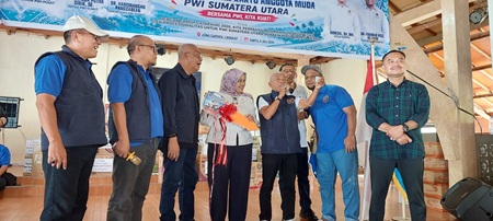 Ketua Umum PWI Pusat Drs H Ahkmad Munir saat menghadiri acara Family Ghatering (FG) PWI Sumut di Jona Garden, Langkat (4/7/2026). Acara dihadiri Ketua PWI Sumut H Farianda Putra Sinik bersama istri.