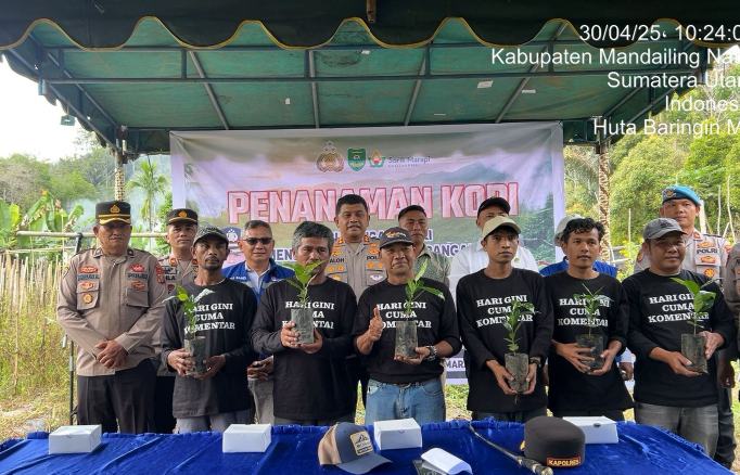 Penanaman kopi PT SMGP bersama Polres Mandailing Natal.