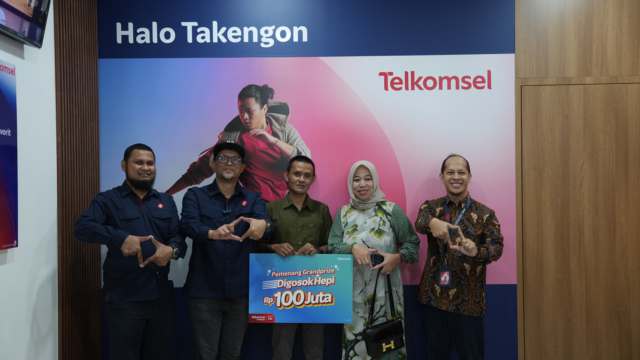 Telkomsel serahkan hadiah Grand Prize senilai Rp100 juta kepada Dedi Syahputra pemenang asal Kabupaten Bener Meriah, Provinsi Aceh. Penyerahan hadiah dilakukan langsung oleh General Manager Consumer Business Region Sumbagut Telkomsel, Agung E Setyobudi, pada Senin, 28 April 2025 di GraPARI Takengon.
