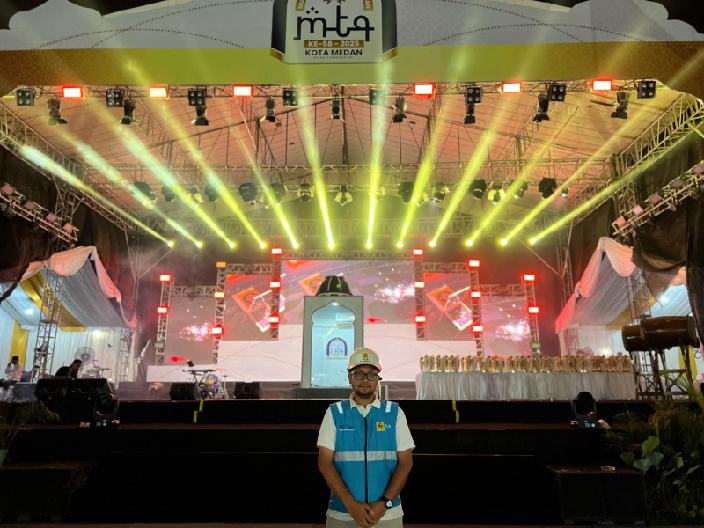 Petugas siaga di area pentas pada malam penutupan MTQ kota Medan Ke - 58.