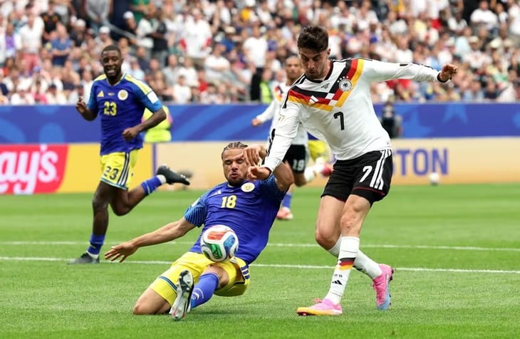 Pemain Timnas Curacao berusaha menghadang laju pemain Timnas Jerman dalam laga penyisihan Grup E Piala Dunia 2026. Dalam pertandingan tersebut Jerman menang dengan skor fantastis 7-1. Foto: google.