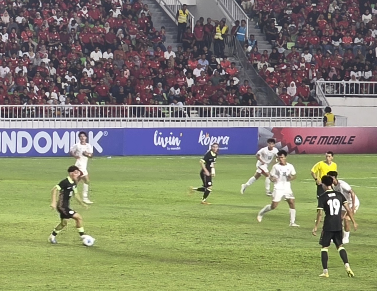 Pemain Timnas Australia melakukan serangan ke pertahanan Timnas Indonesia dalam laga semifinal Piala AFF U-19 di Stadion Utama Sumut, Kamis (11/6/2026). Dalam laga itu, Timnas Indonesia kalah 0-1. Foto: kitamedan.com