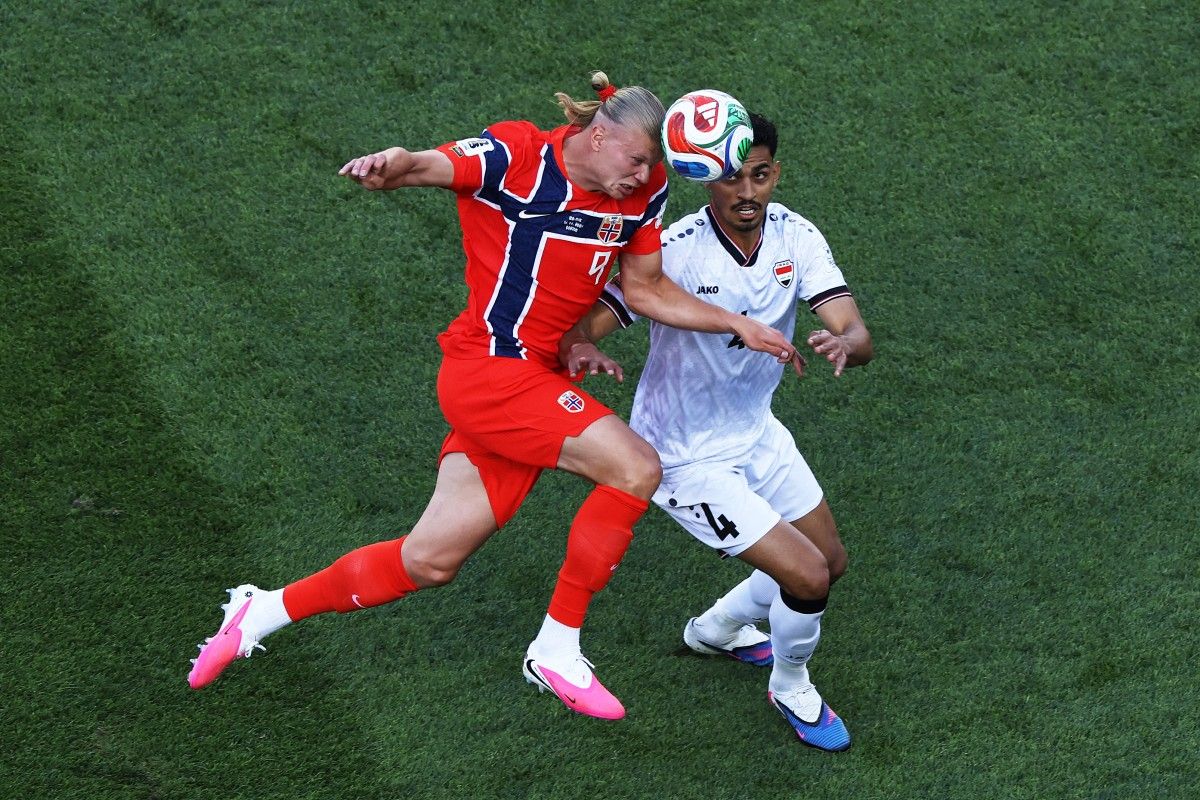 Penyerang Timnas Norwegia E Haaland berebut bola dengan pemain Timnas Irak dalam penyisihan Grup I Piala Dunia 2026. Dalam laga iru Haaland ciptakan dua gol kemenangan Norwegia. Norwegia menang 4-1. Foto: google.
