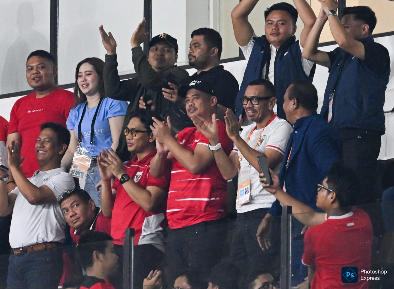 Bobby Nasution memberi aplaus untuk Timnas Indonesia dalam laga lawan Myanmar di Piala AFF U19. (Kominfo Sumut Dok)