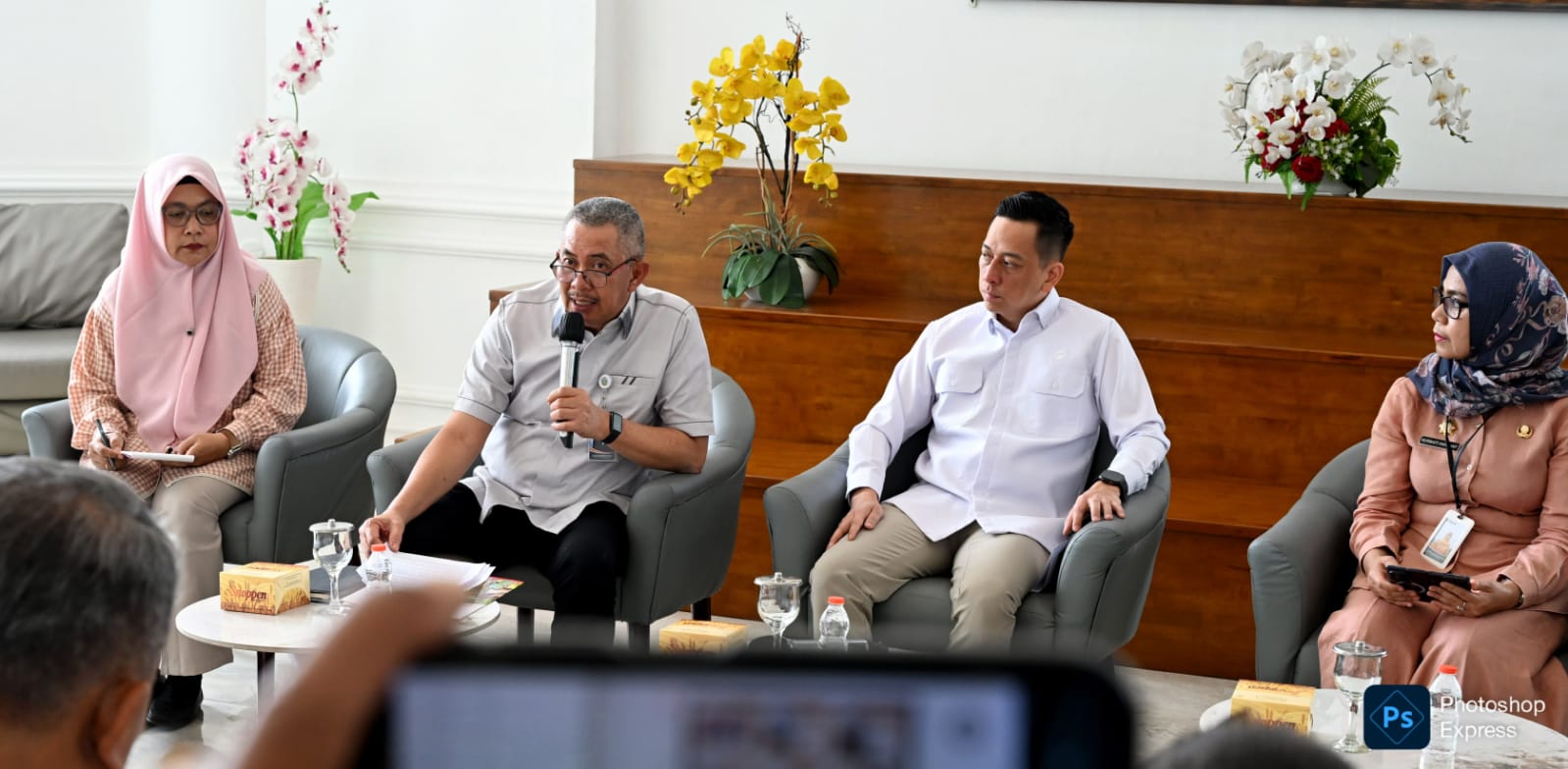 Pj Sulaiman Harahap di dampingi OPD dan Dirut PPSU Ferry Indra memberikan keterangan pers kepada media, terkait penyelenggaraan Pekan Raya Sumatera Utara (PRSU) yang ke-50. (Kominfo Sumut Dok)