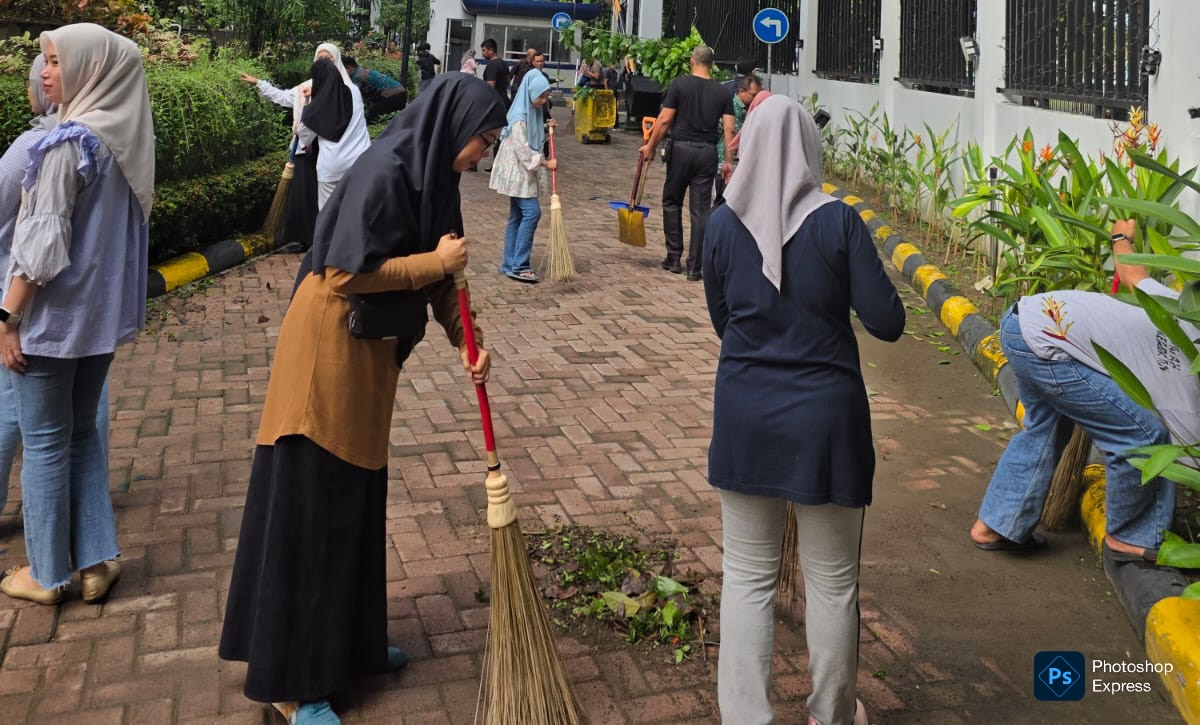 ASN DPRD Medan gelar gotong royong dalam program Jumat Asri. (Ist)