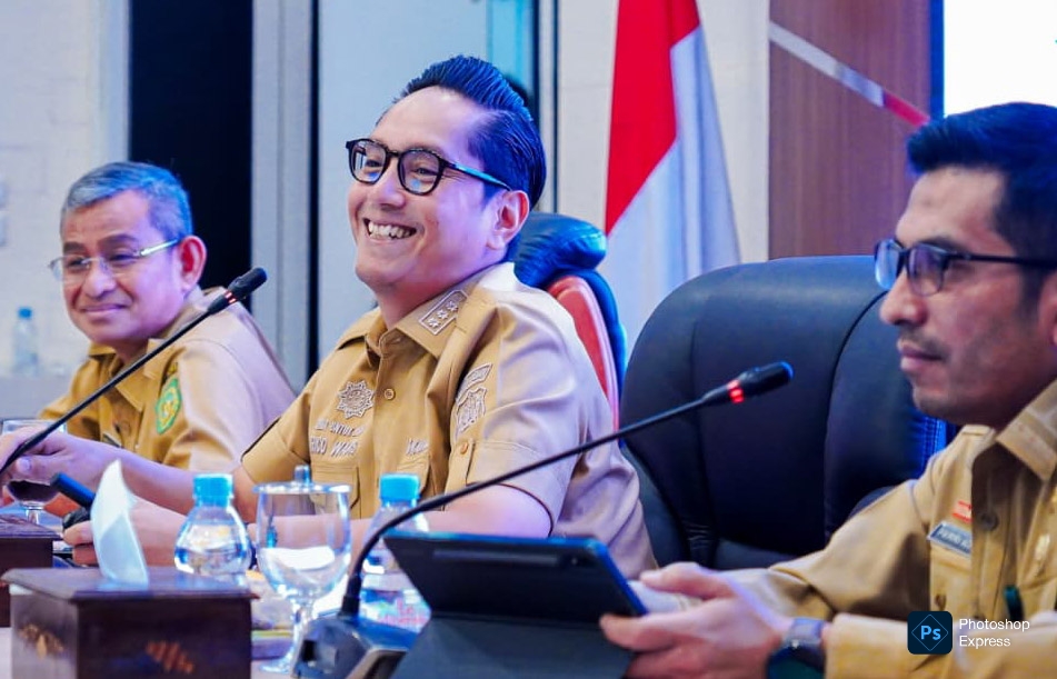 Rico Waas evaluasi menyeluruh terhadap capaian program prioritas yang merupakan bagian dari janji kampanye dirinya bersama Wakil Wali Kota Medan dalam rapat yang digelar di Ruang Rapat III Kantor Wali Kota Medan. (Kominfo Medan Dok)