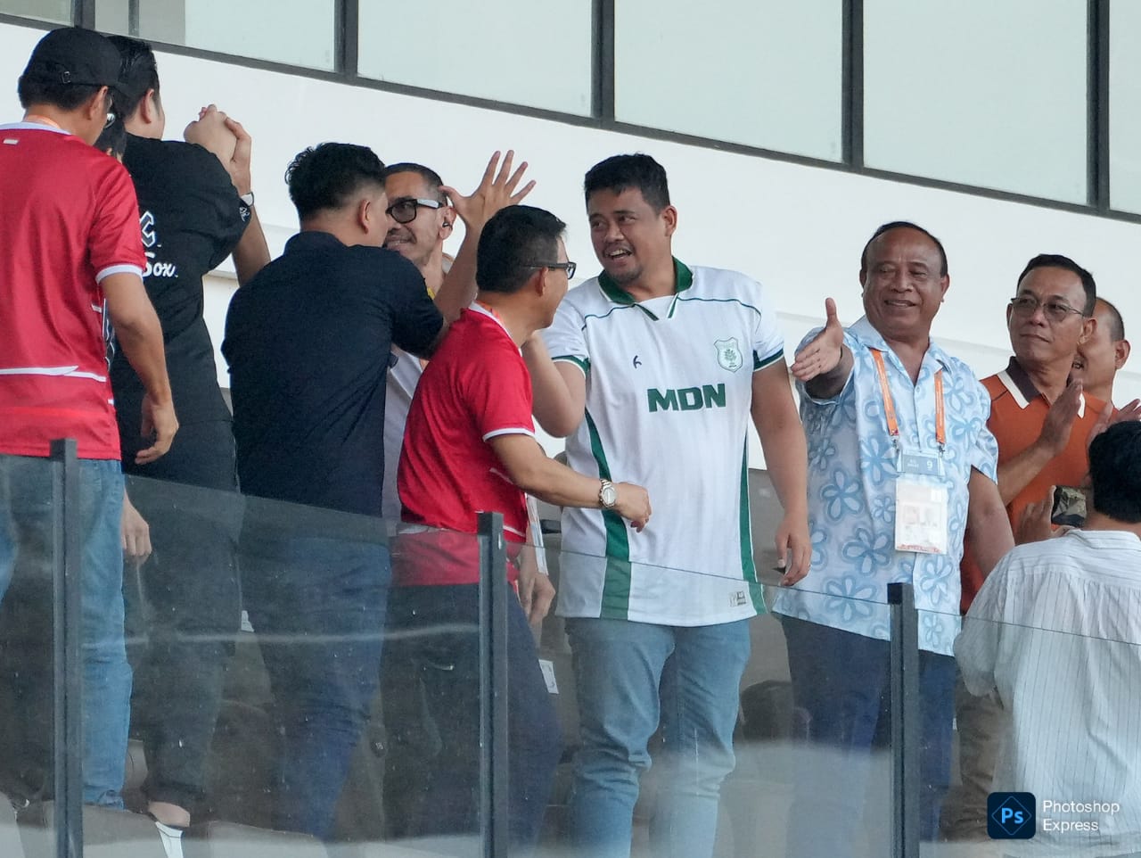 Bobby Nasution menyaksikan pertandingan perebutan peringkat ketiga pada ajang Asean U-19 Boys' Bank Sumut Championship 2026. (Kominfo Sumut Dok)