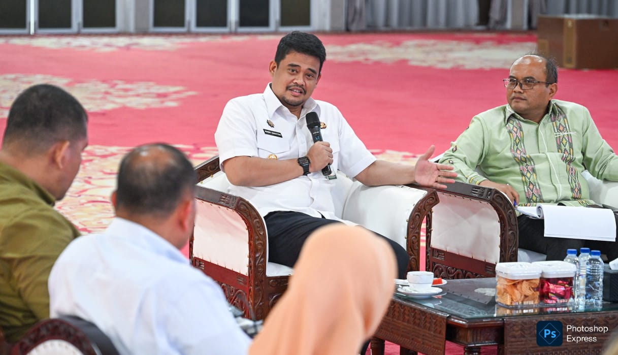 Gubernur Sumut Bobby Nasution menerima audiensi Walikota Padangsidimpuan Letnan Dalimunthe di Aula Tengku Rizal Nurdin, Rumah Dinas Gubernur Sumut. (Kominfo Sumut Dok)
