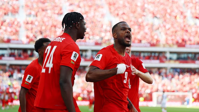 Pemain Timnas Kanada Cyle Larin melakukan selebrasi usai mencetak gol penyeimbang saat menghadapi Bosnia dan Herzegovina di Stadion Toronto, Sabtu (13/6/2026). Kedua tim bermain imbang 1-1. Foto; reuters
