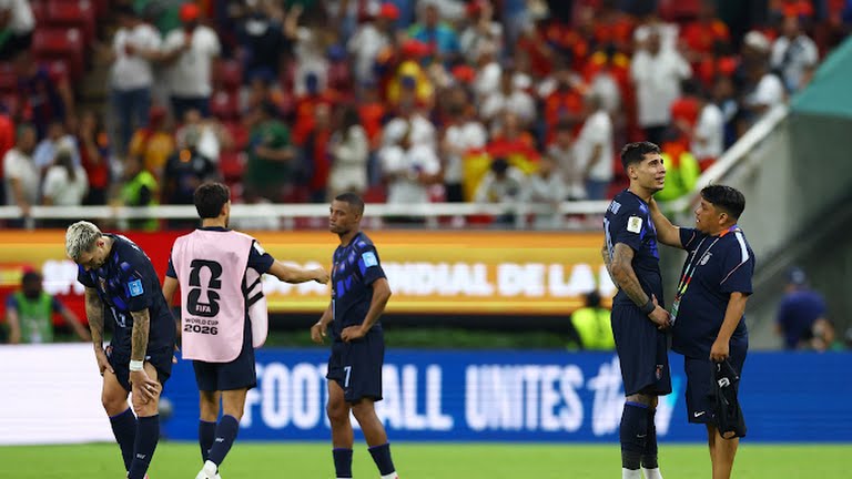 Pemain Timnas Uruguay terlihat bersedih usai kalah 0-1 dari Spanyol di laga terakhir penyisihan Grup H Piala Dunia di Stadion Guadalajara, Sabtu (27/6/22026). Uruguay gagal melaju ke babak 32 besar. Foto: Reuters